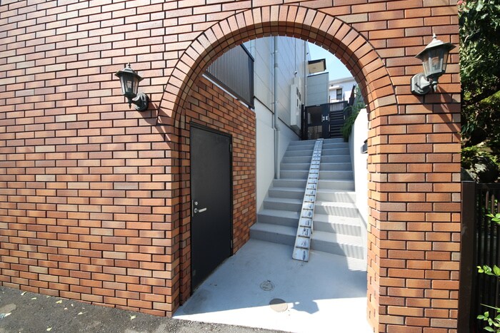 物件外観写真3　(エントランス部分)