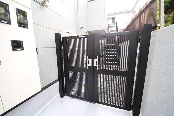 物件外観写真4　(エントランス部分)