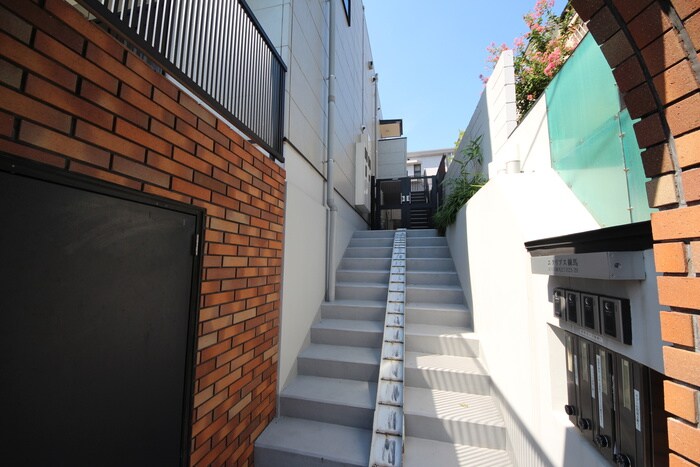 物件外観写真6　(エントランス部分)