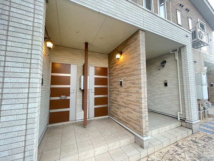 物件外観写真2　(エントランス部分)