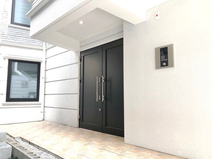 ＥＣＬＵＳＥ　ＴＯＧＯＳＨＩのエントランス部分