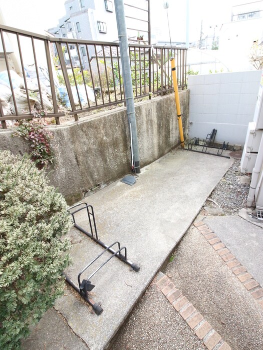 物件外観写真5　(駐輪場)