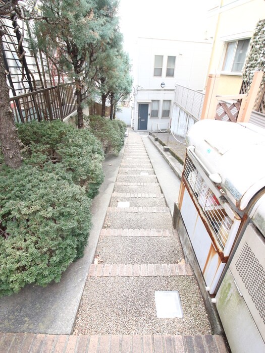 物件外観写真6　(エントランス部分)