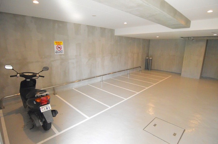 物件外観写真5　(バイク置き場)