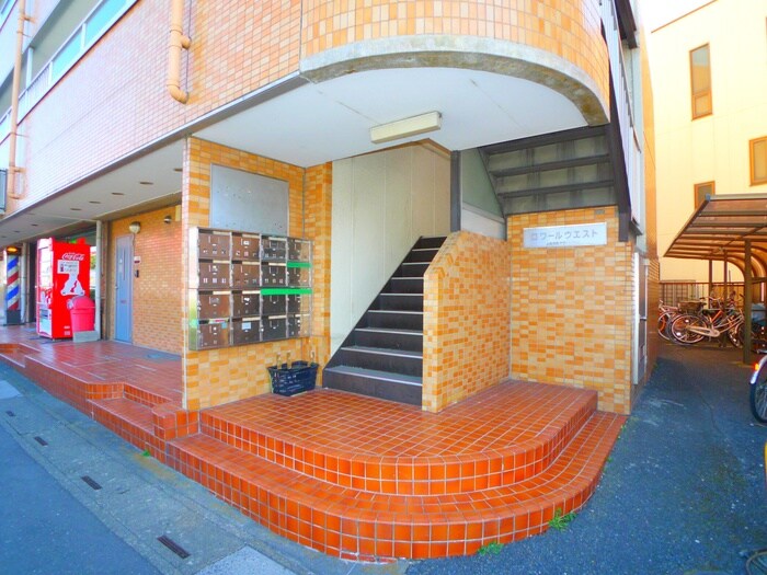 物件外観写真2　(エントランス部分)