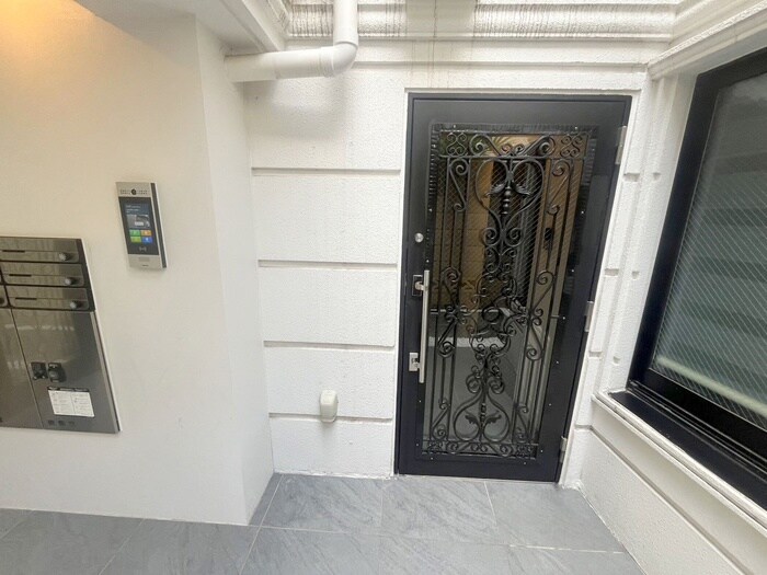 物件外観写真4　(エントランス部分)