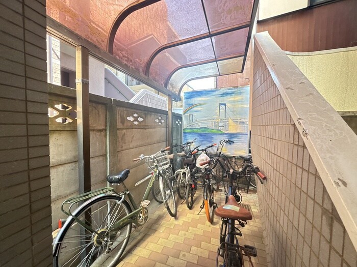 物件外観写真4　(駐輪場)