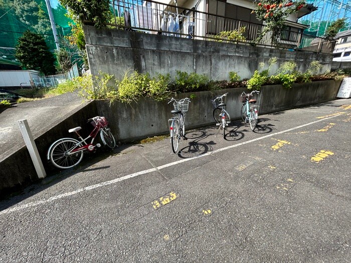 物件外観写真4　(駐輪場)