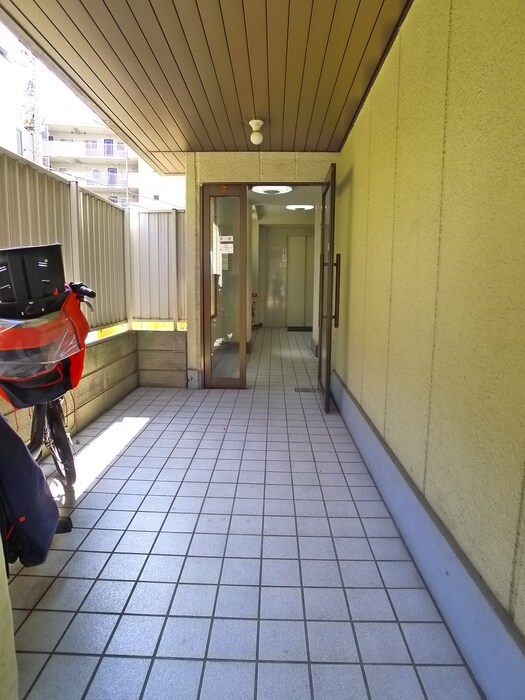 物件外観写真4　(エントランス部分)