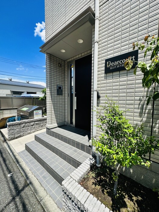 物件外観写真3　(エントランス部分)