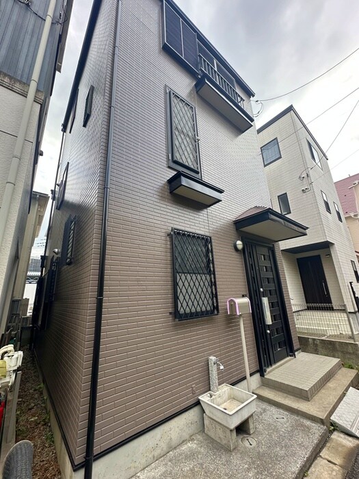 物件外観写真2　(エントランス部分)