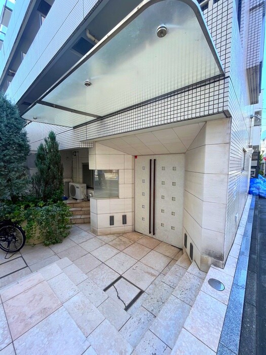 物件外観写真2　(エントランス部分)