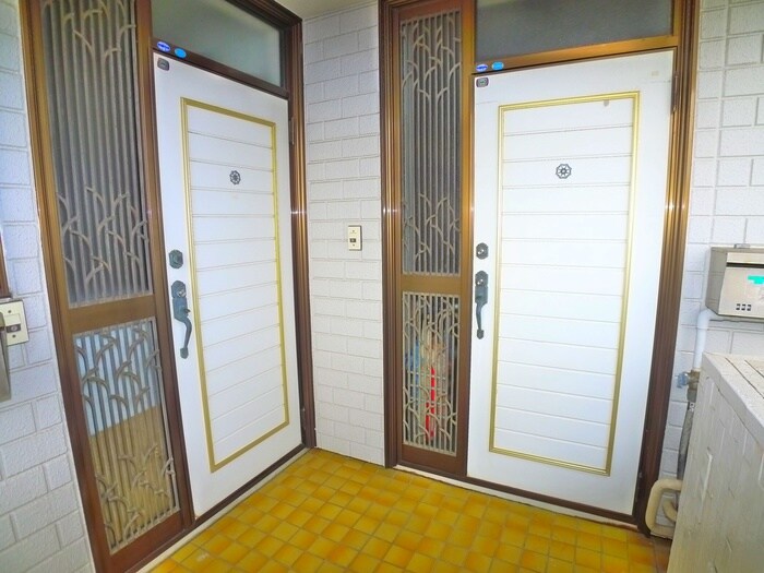 物件外観写真3　(エントランス部分)