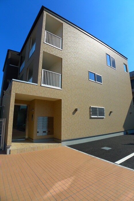 物件外観写真1　(エントランス部分)