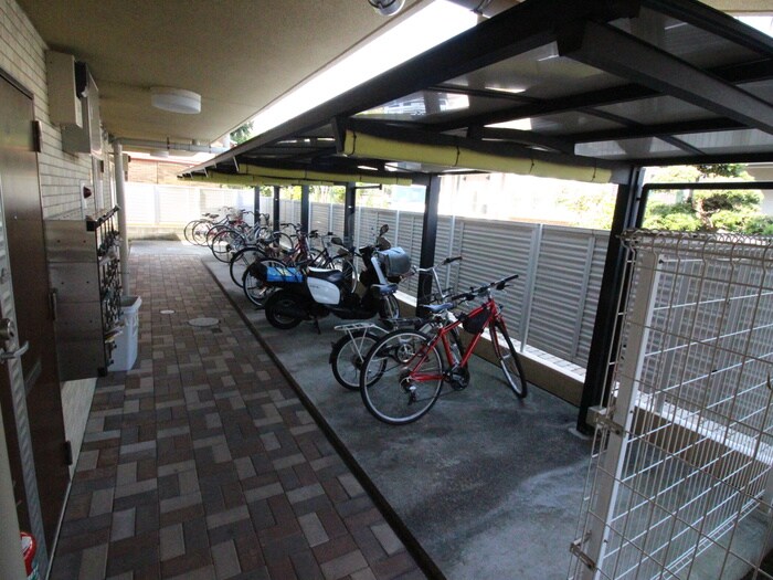 物件外観写真4　(駐輪場)