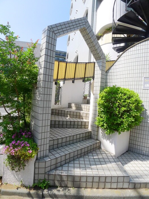 物件外観写真2　(エントランス部分)