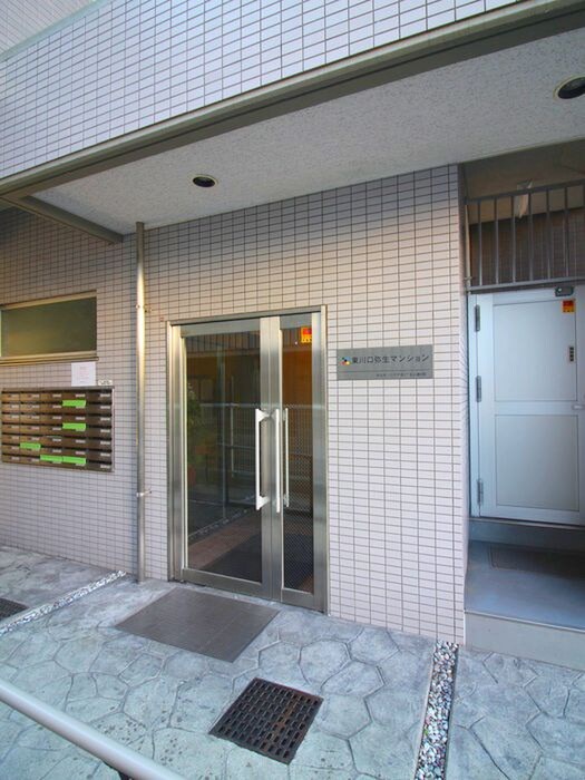 物件外観写真3　(エントランス部分)