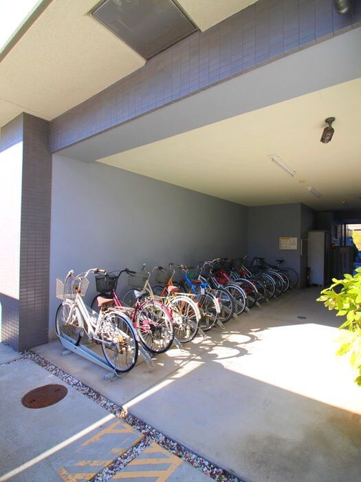 物件外観写真4　(駐輪場)