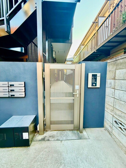 物件外観写真3　(エントランス部分)