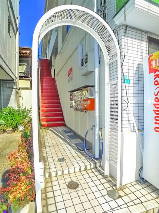 物件外観写真3　(エントランス部分)