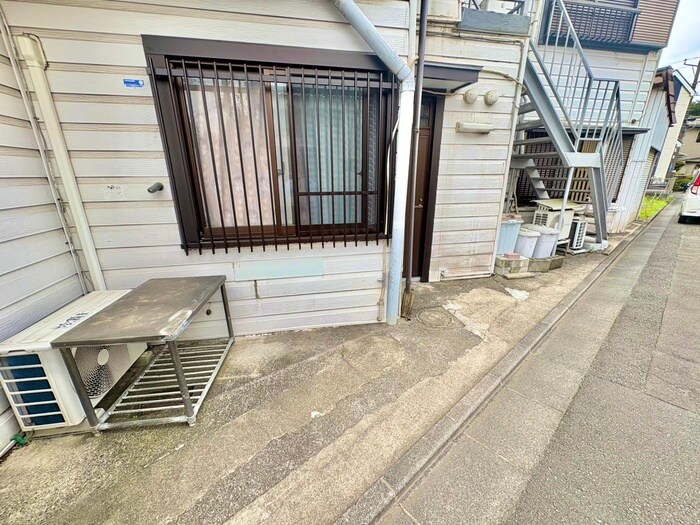 物件外観写真3　(バイク置き場)