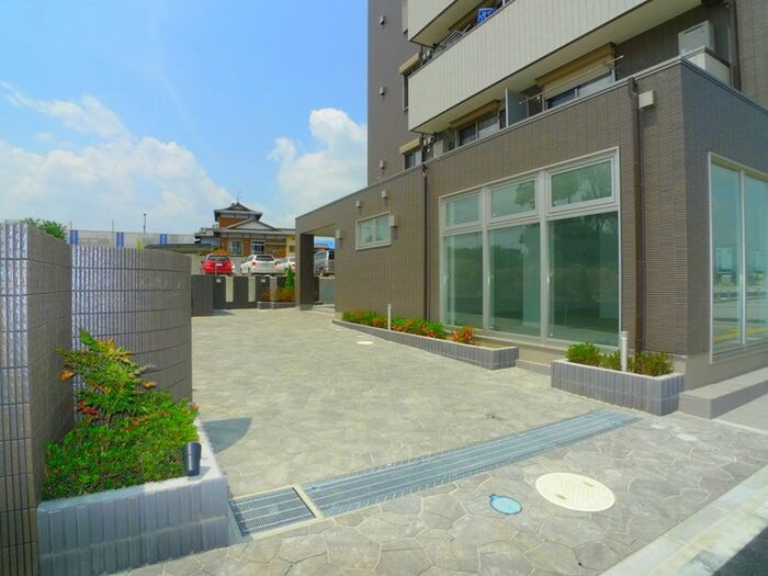 物件外観写真3　(エントランス部分)