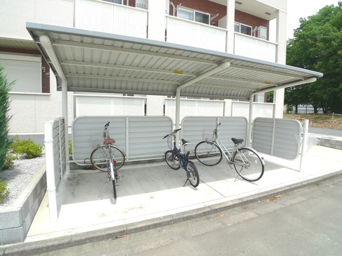 物件外観写真3　(駐輪場)