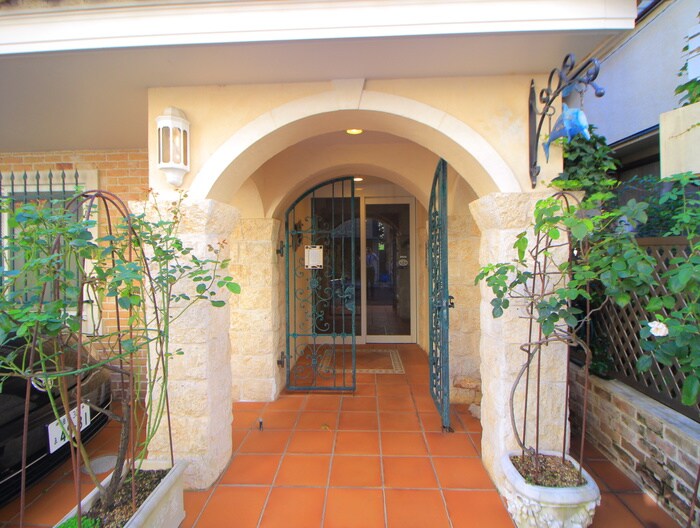 物件外観写真6　(エントランス部分)