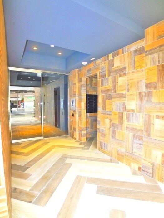 物件外観写真2　(エントランス部分)