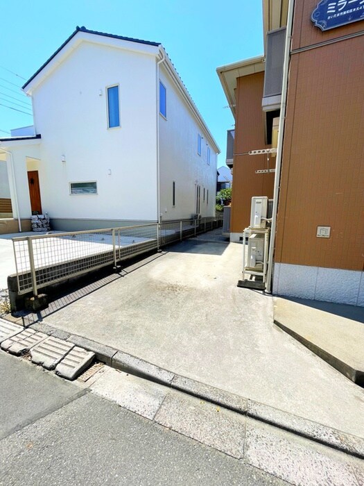 物件外観写真2　(駐車場)