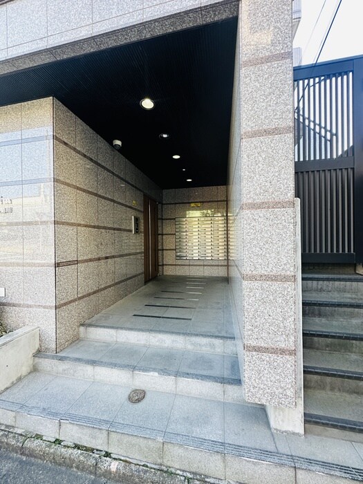 物件外観写真2　(エントランス部分)