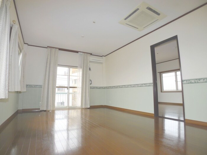 物件内観写真3　(室内からの展望)