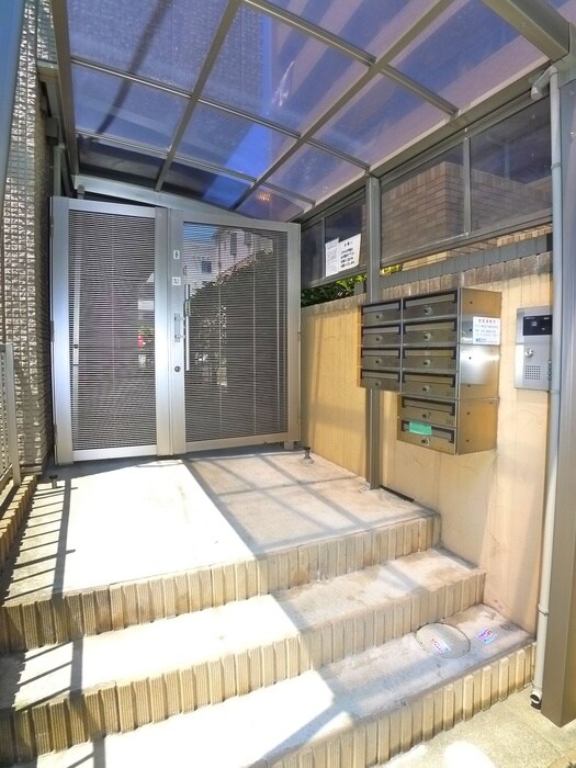 物件外観写真2　(エントランス部分)