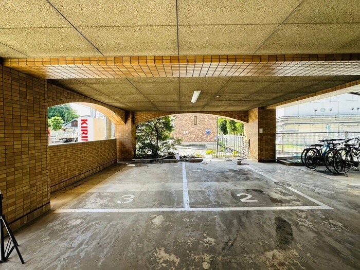 物件外観写真6　(駐車場)