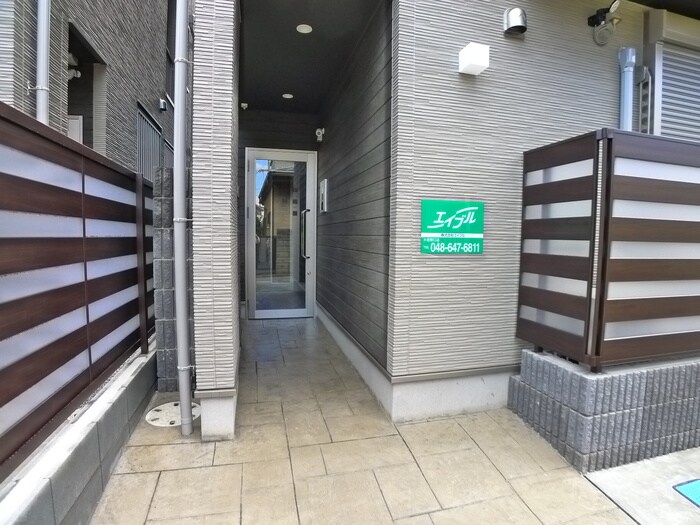 物件外観写真2　(エントランス部分)