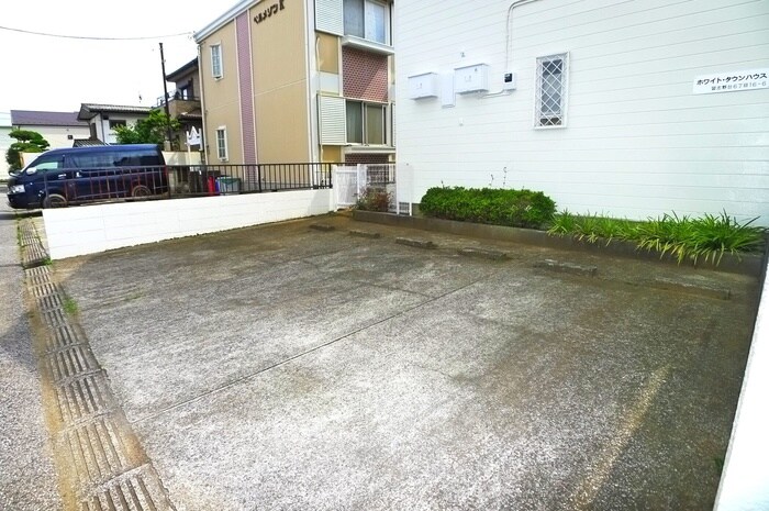 物件外観写真5　(駐車場)