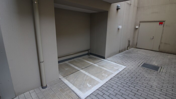 物件外観写真5　(バイク置き場)