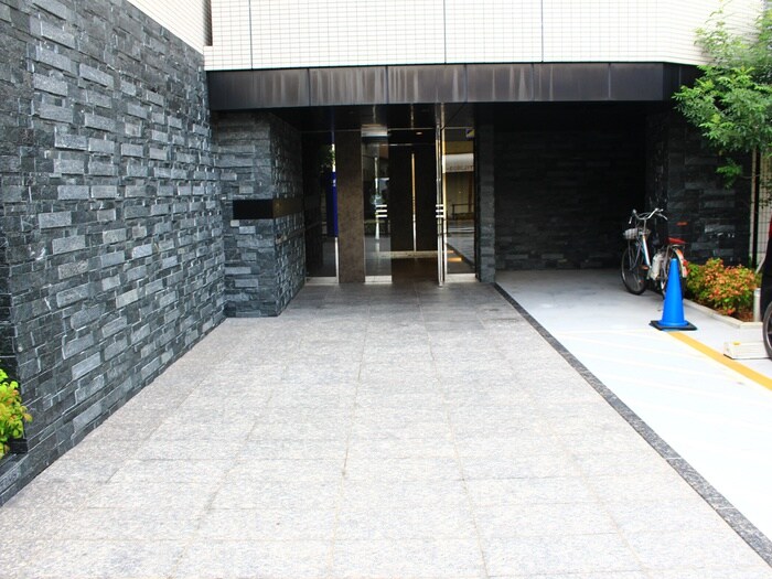 物件外観写真4　(エントランス部分)