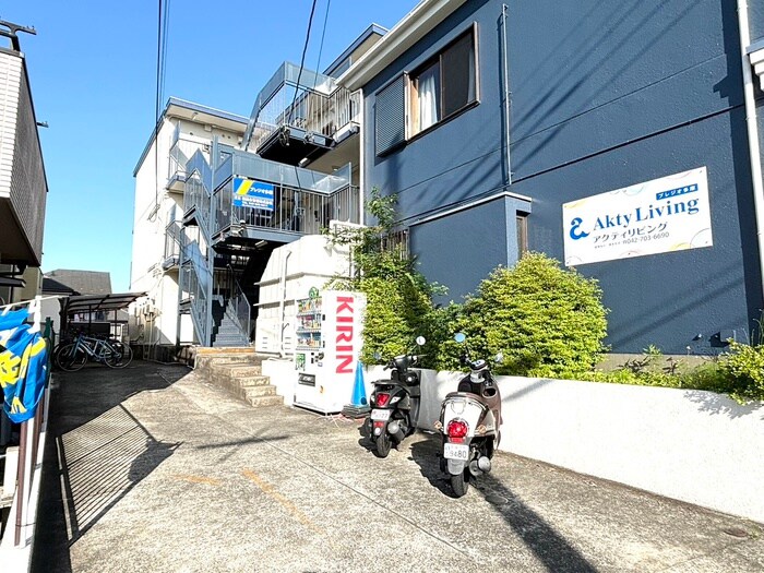 物件外観写真4　(バイク置き場)