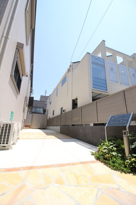 物件外観写真2　(エントランス部分)