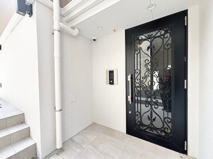 物件外観写真5　(エントランス部分)