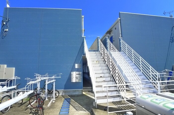 物件外観写真2　(エントランス部分)