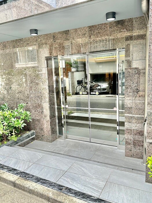 物件外観写真2　(エントランス部分)