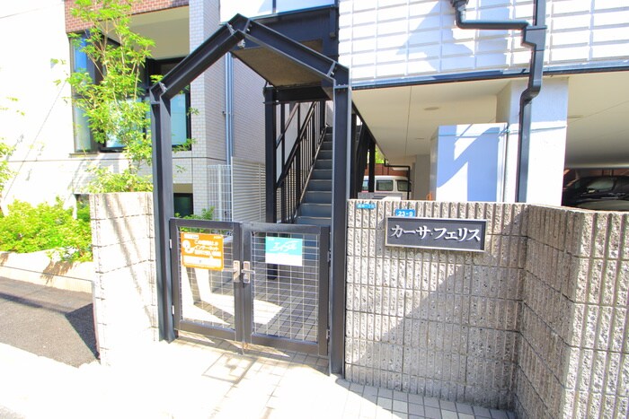 物件外観写真3　(エントランス部分)