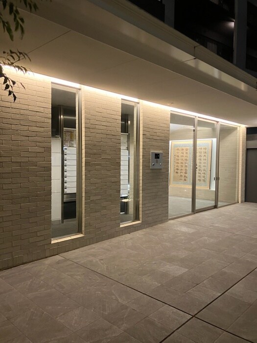 物件外観写真1　(エントランス部分)