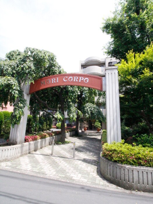 物件外観写真2　(エントランス部分)