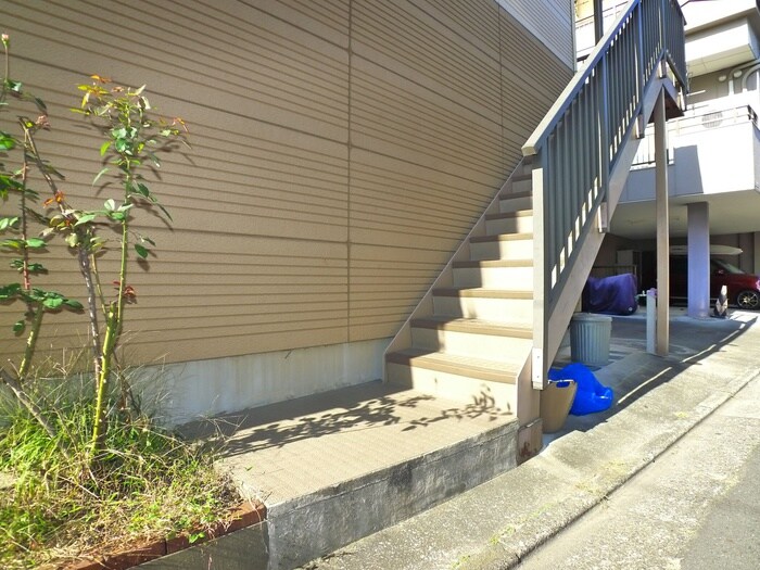 物件外観写真2　(エントランス部分)