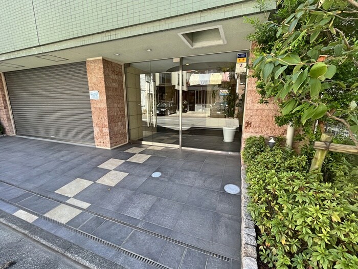 物件外観写真2　(エントランス部分)