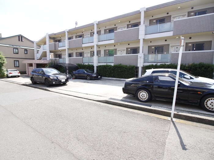 物件外観写真4　(駐車場)