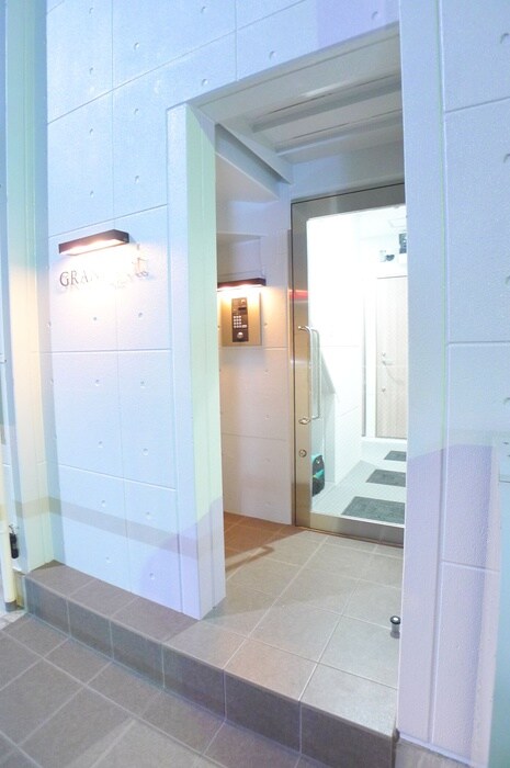 物件外観写真4　(エントランス部分)